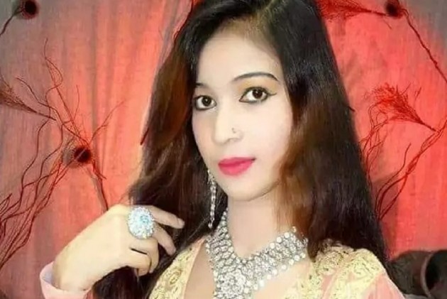 In Unreal News: Pregnant Pakistani Singer Samina Sindhu Is Shot Dead During A Performance Because Of WHAT??