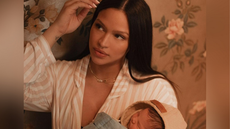 Cassie gives birth to baby girl.