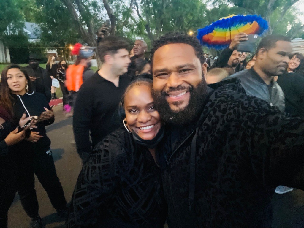 Anthony Anderson and Sherlandra Revis on set of Blackish.
